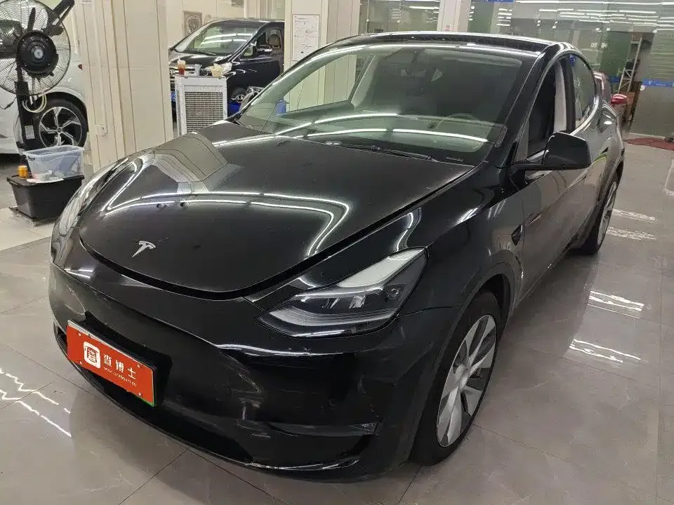 Tesla Model Y — фото 1