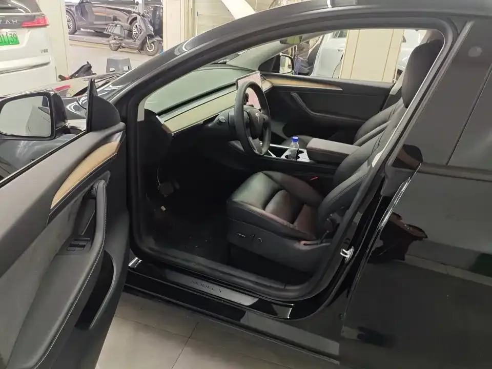 Tesla Model Y — фото 6