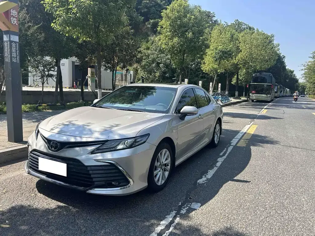 Toyota Camry — фото 1