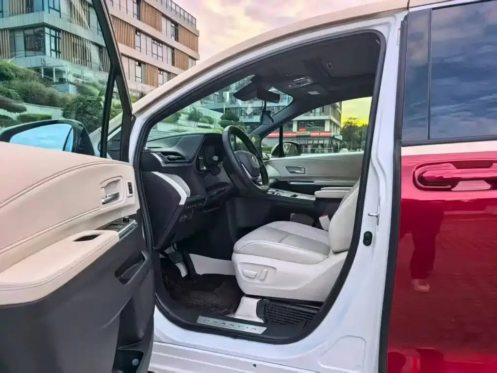 Toyota Granvia — фото 2