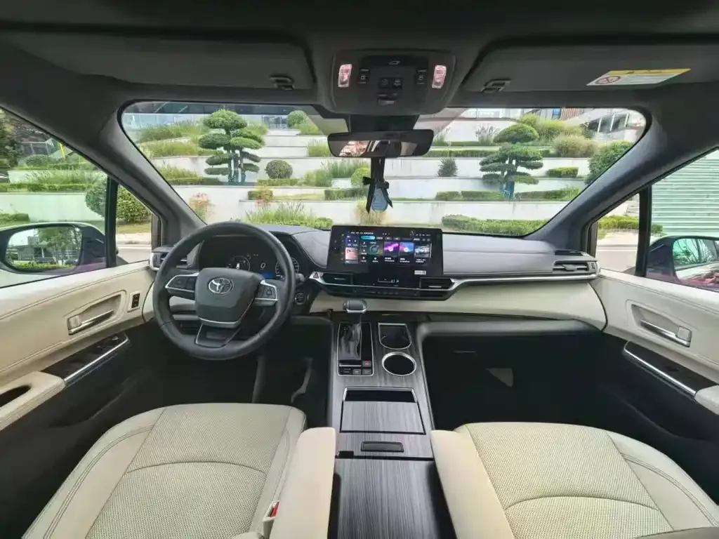 Toyota Granvia — фото 3