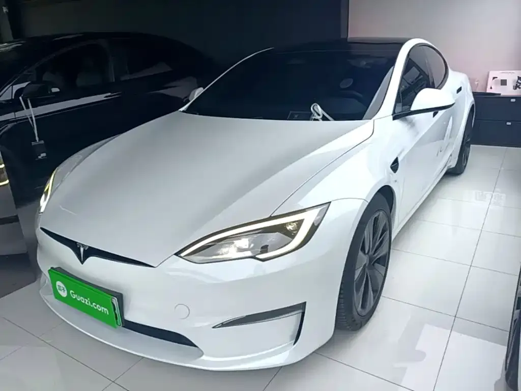 Tesla Model S — фото 1