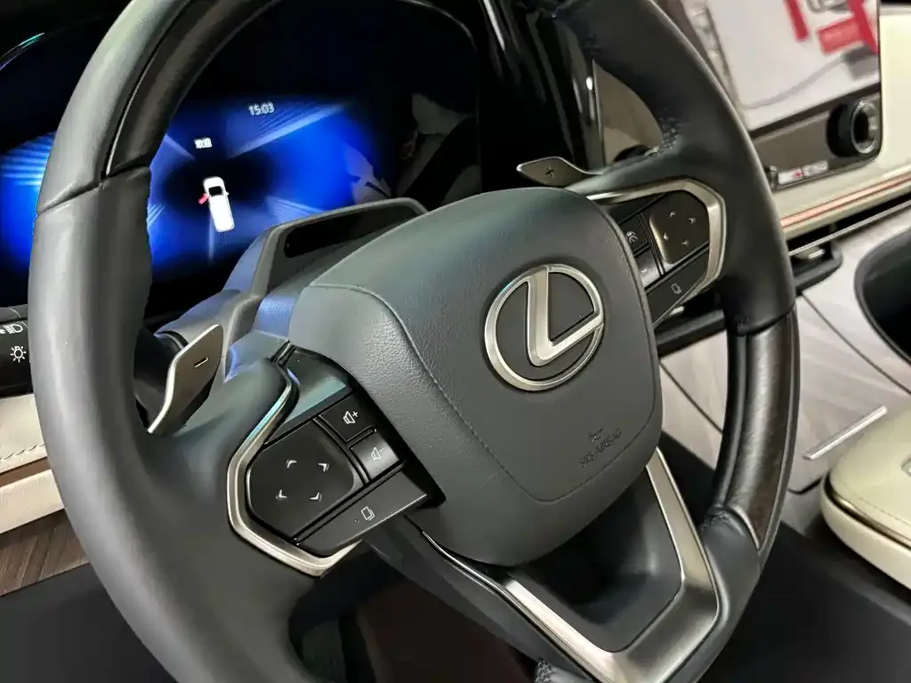 Lexus LM — фото 9