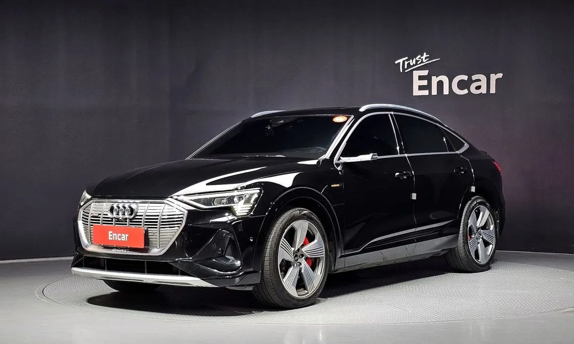 Audi e-tron — фото 1