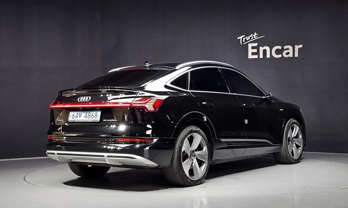 Audi e-tron — фото 8