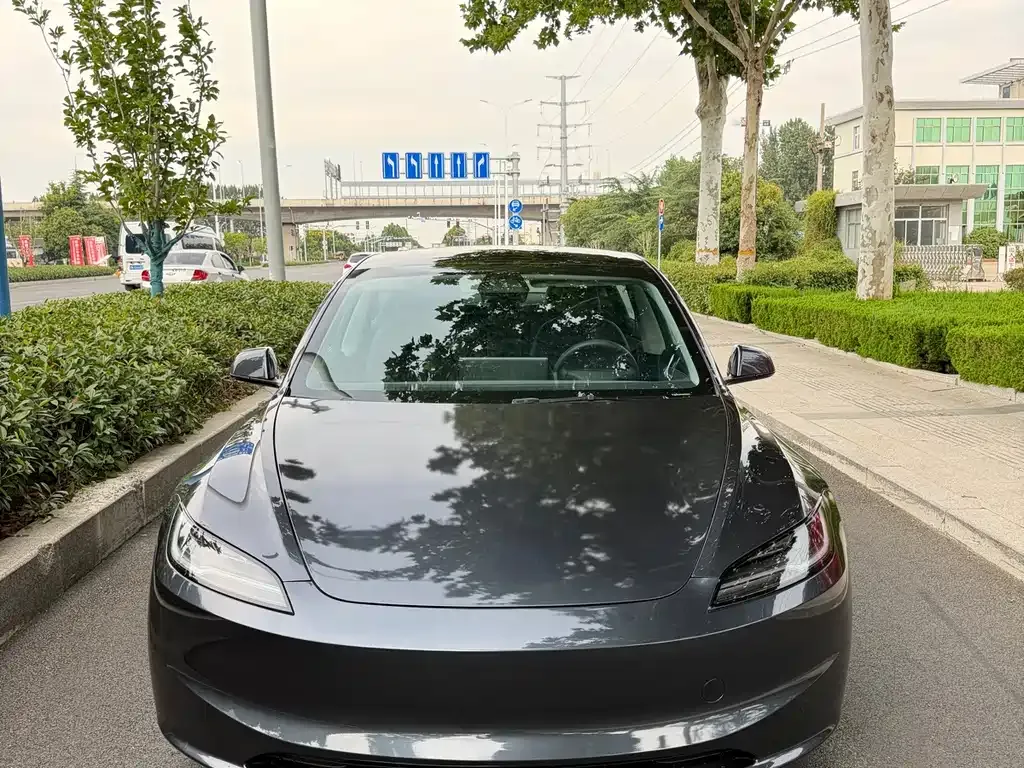 Tesla Model 3 — фото 1