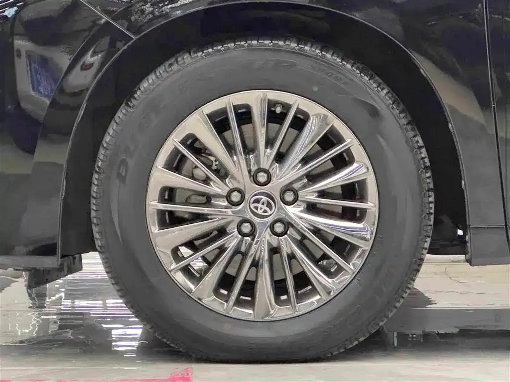 Toyota Alphard — фото 8