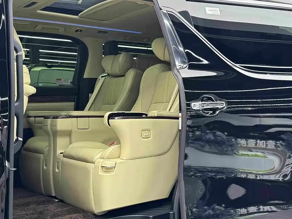 Toyota Alphard — фото 9