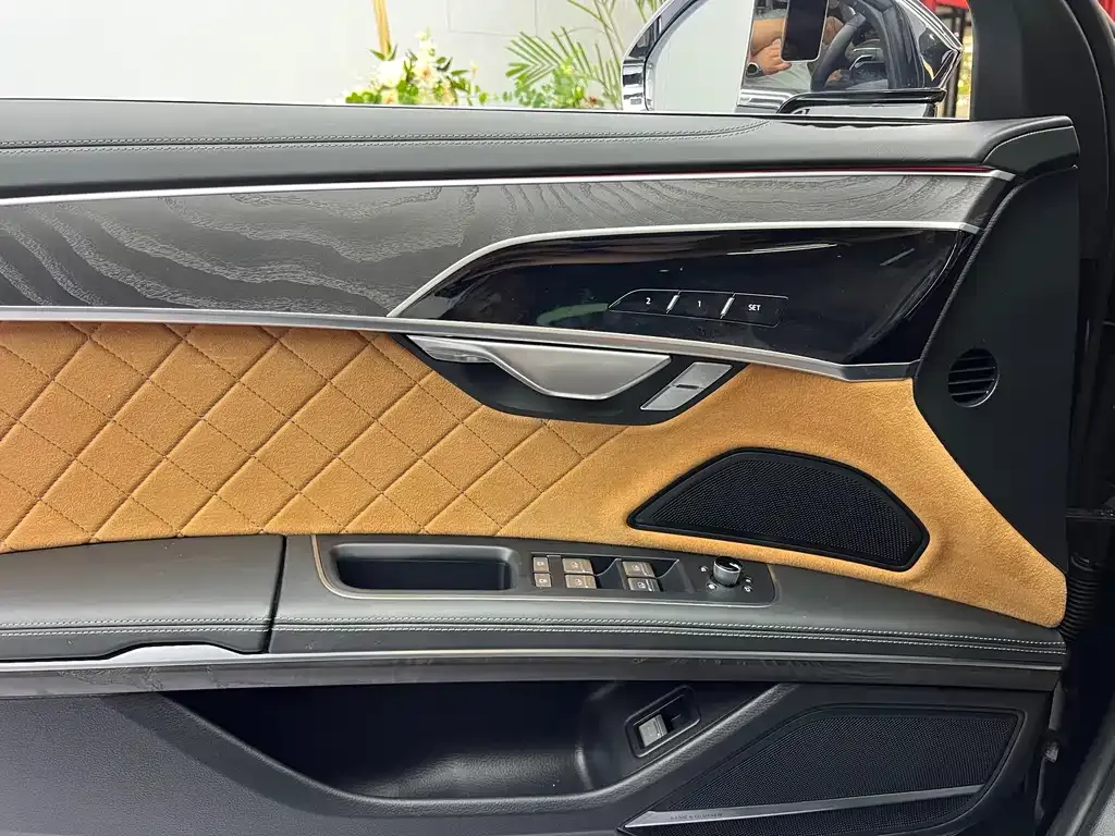 Audi A8 — фото 5