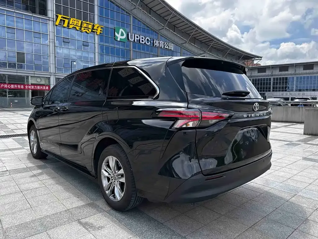 Toyota Sienna — фото 3