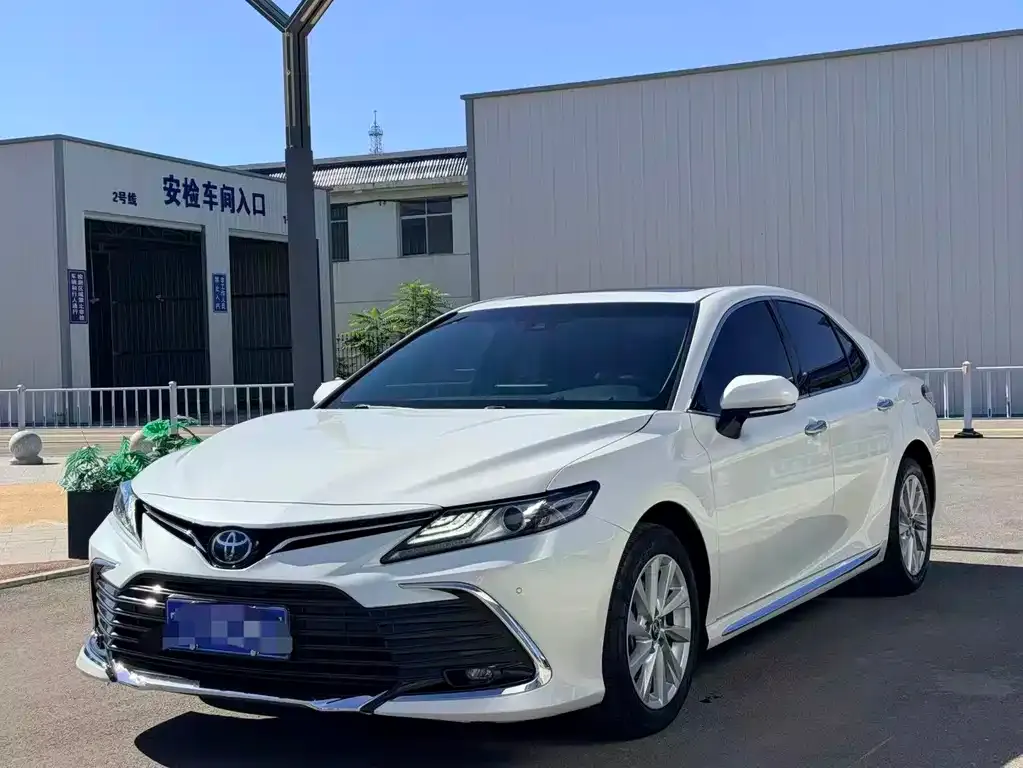 Toyota Camry — фото 1