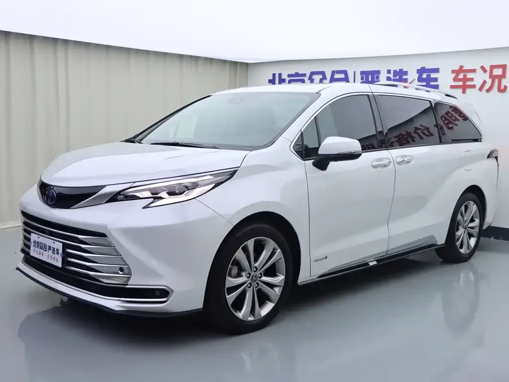 Toyota Sienna — фото 1