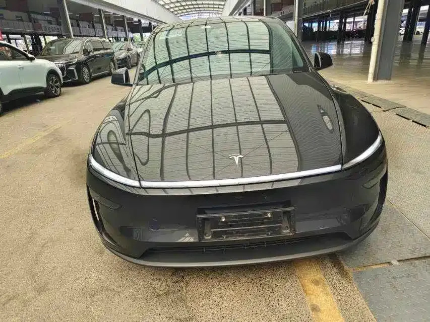 Tesla Model Y — фото 1