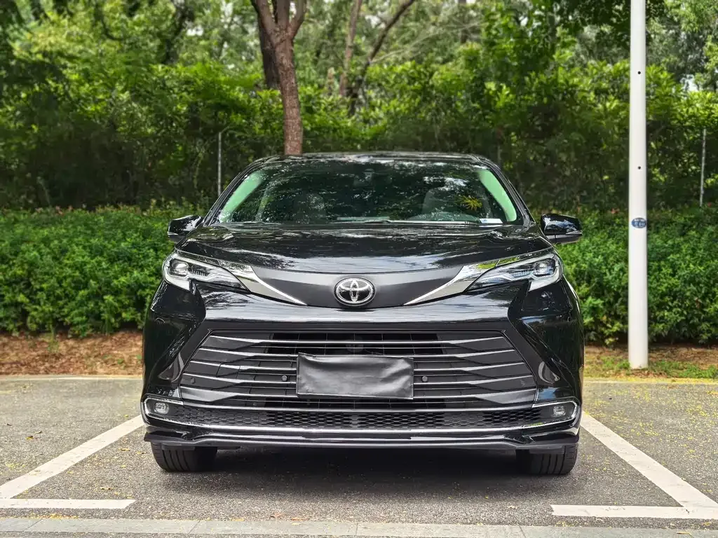 Toyota Sienna — фото 1