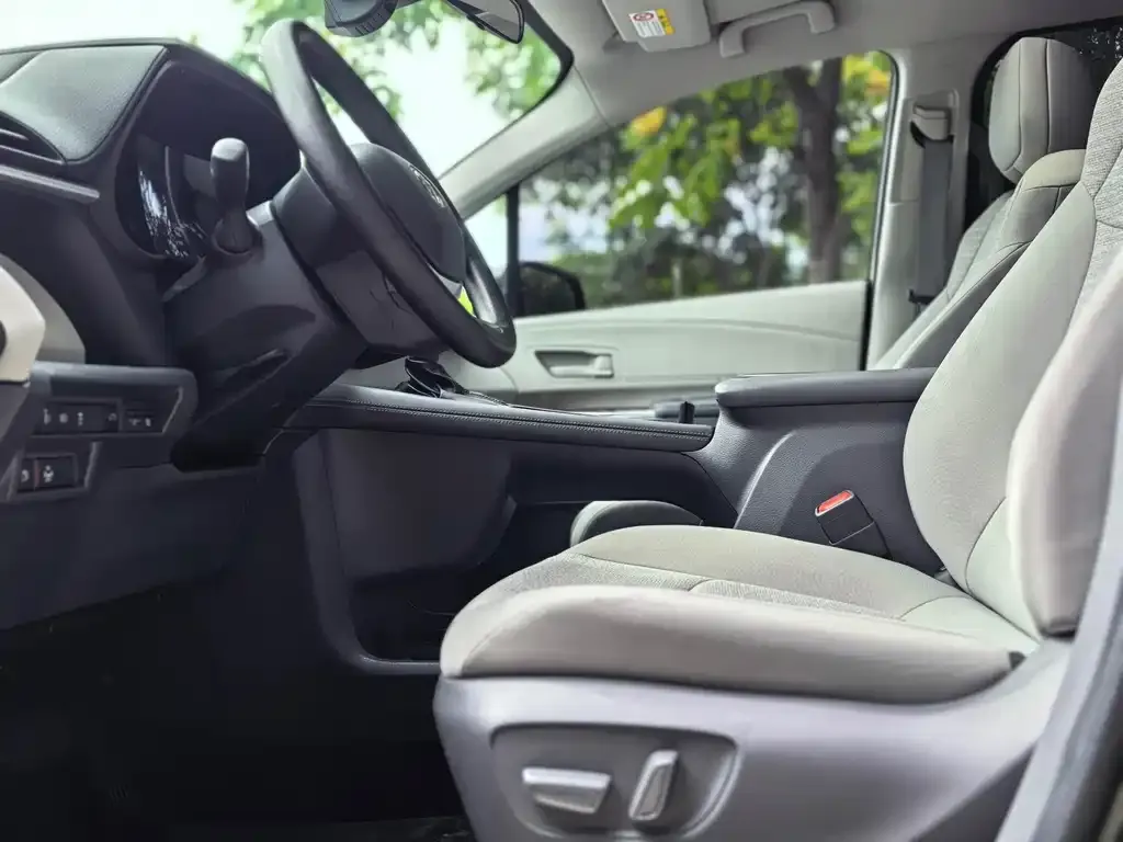 Toyota Sienna — фото 2