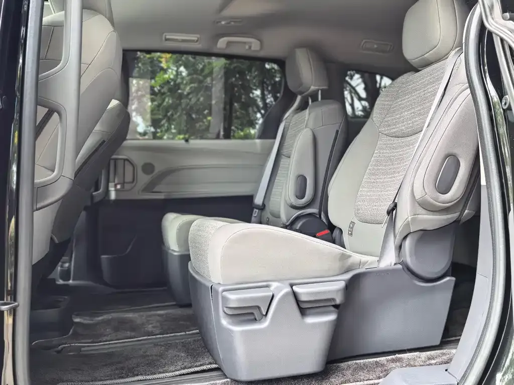Toyota Sienna — фото 9