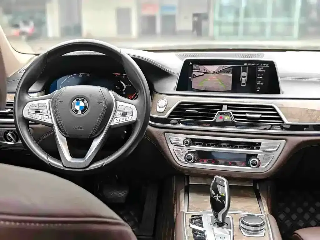 BMW 7 Series — фото 8
