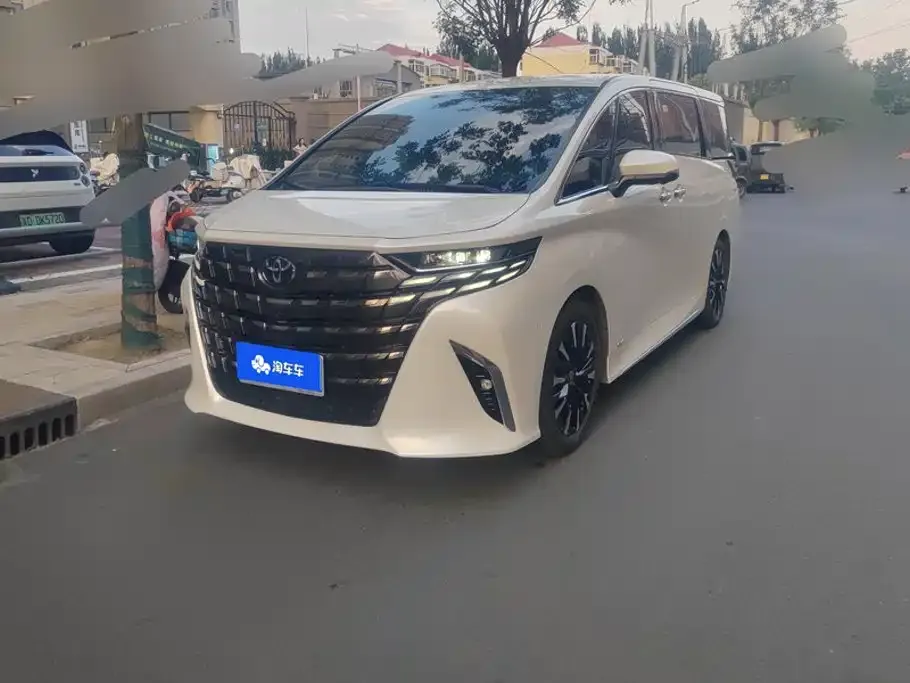 Toyota Alphard — фото 1