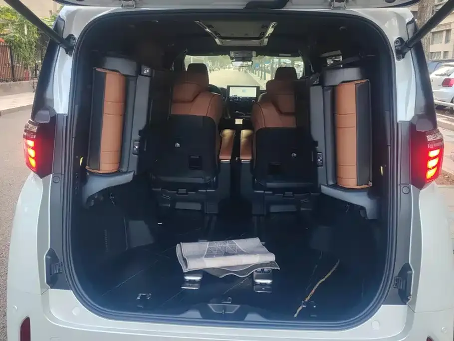 Toyota Alphard — фото 9