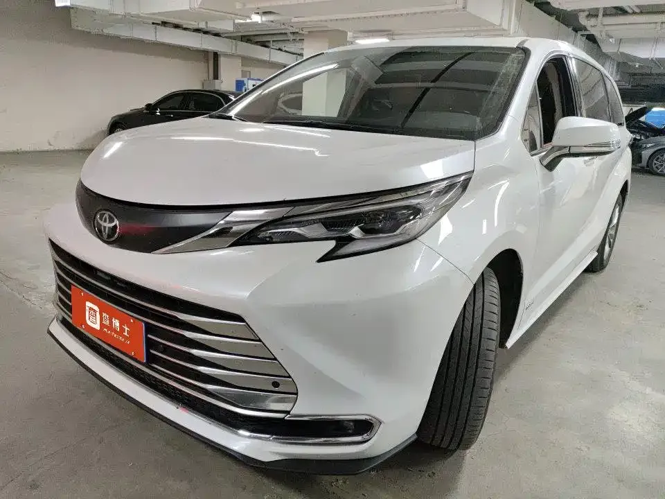 Toyota Sienna — фото 1