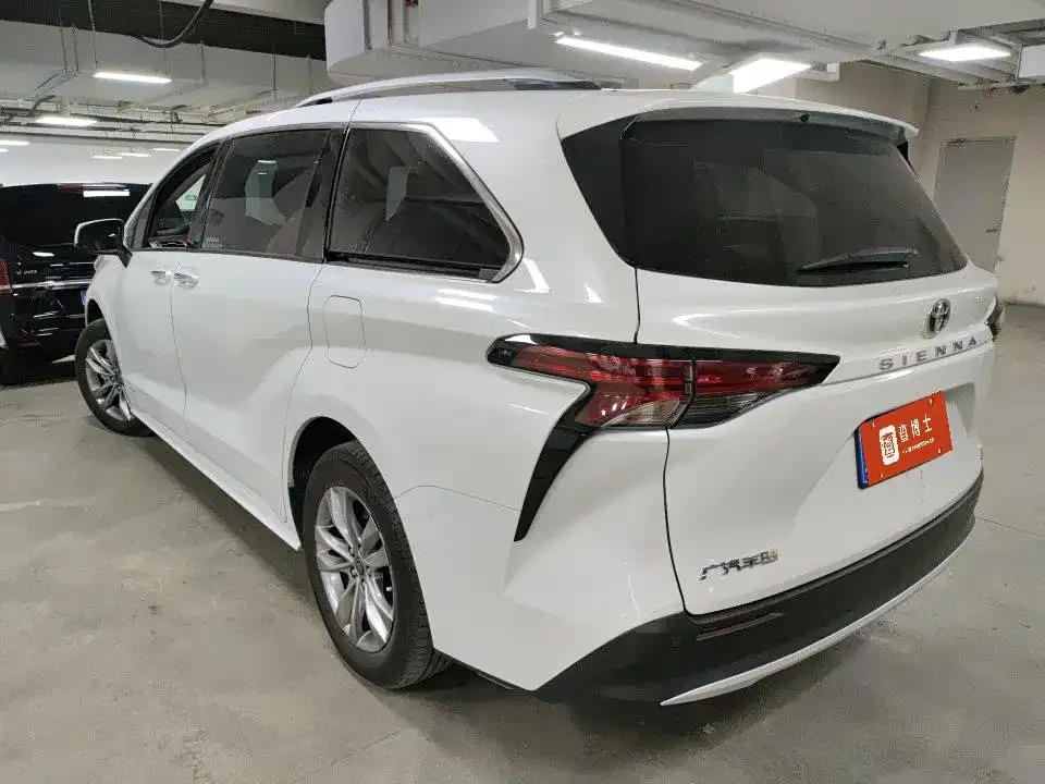 Toyota Sienna — фото 5