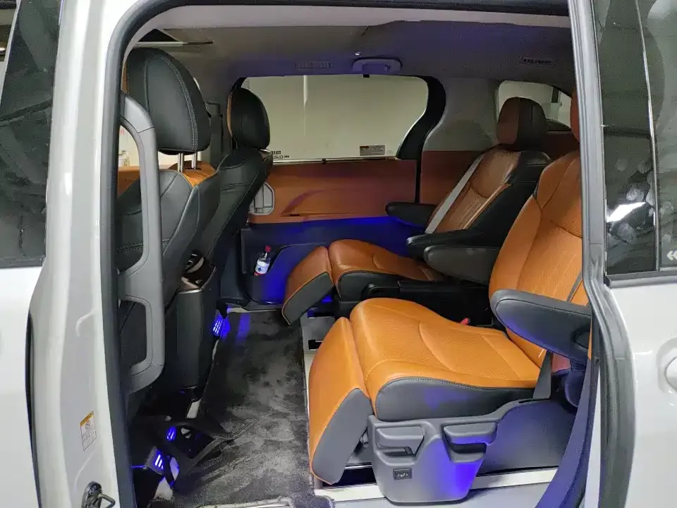 Toyota Sienna — фото 3