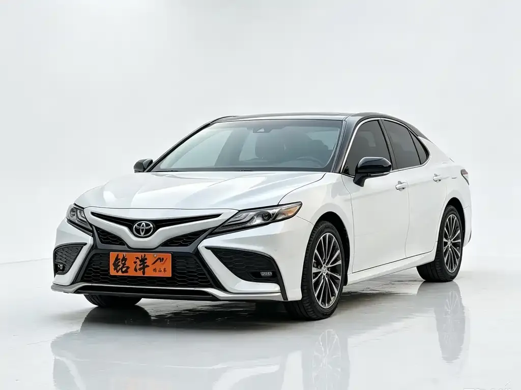 Toyota Camry — фото 1