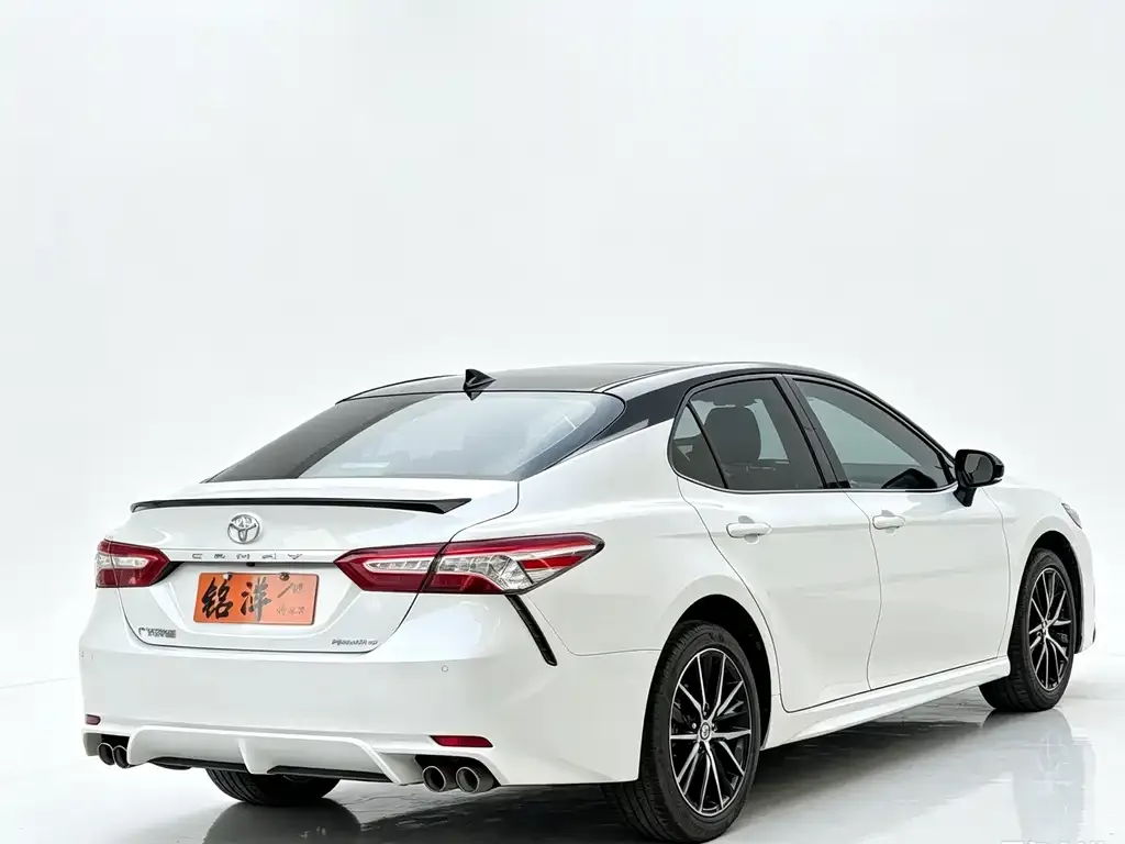 Toyota Camry — фото 2