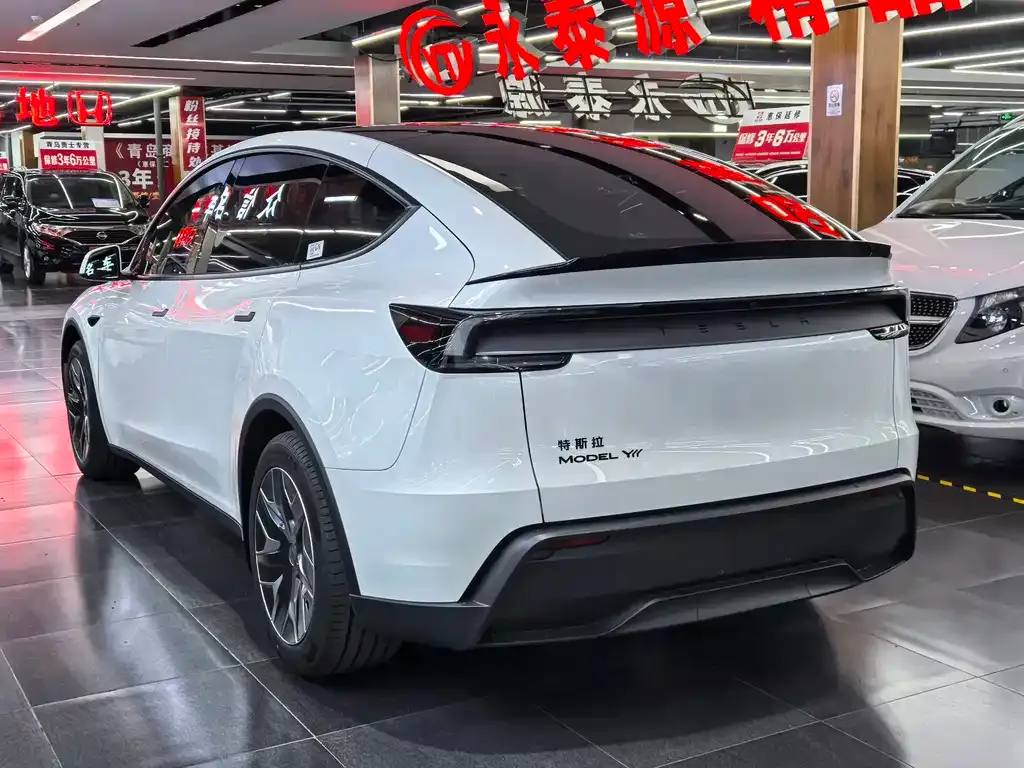 Tesla Model Y L — фото 8