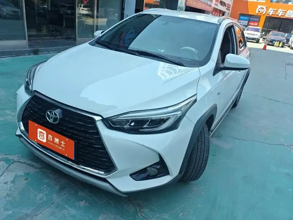 Toyota Yaris L — фото 1