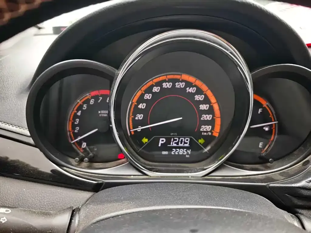 Toyota Yaris L — фото 3
