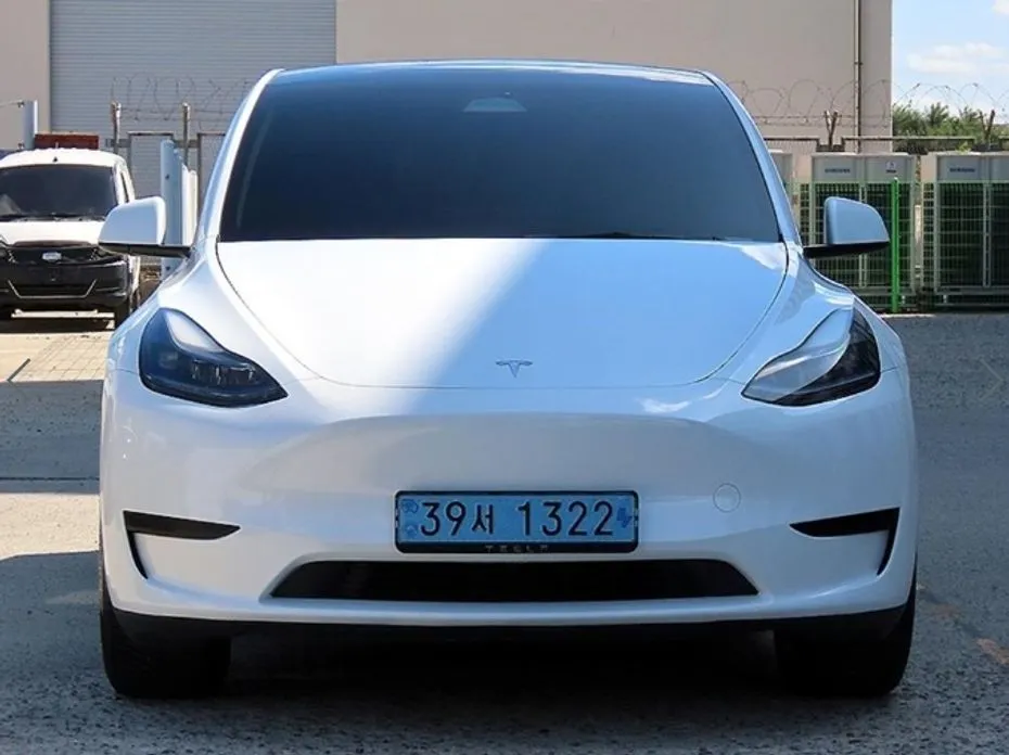 Tesla Model Y — фото 1