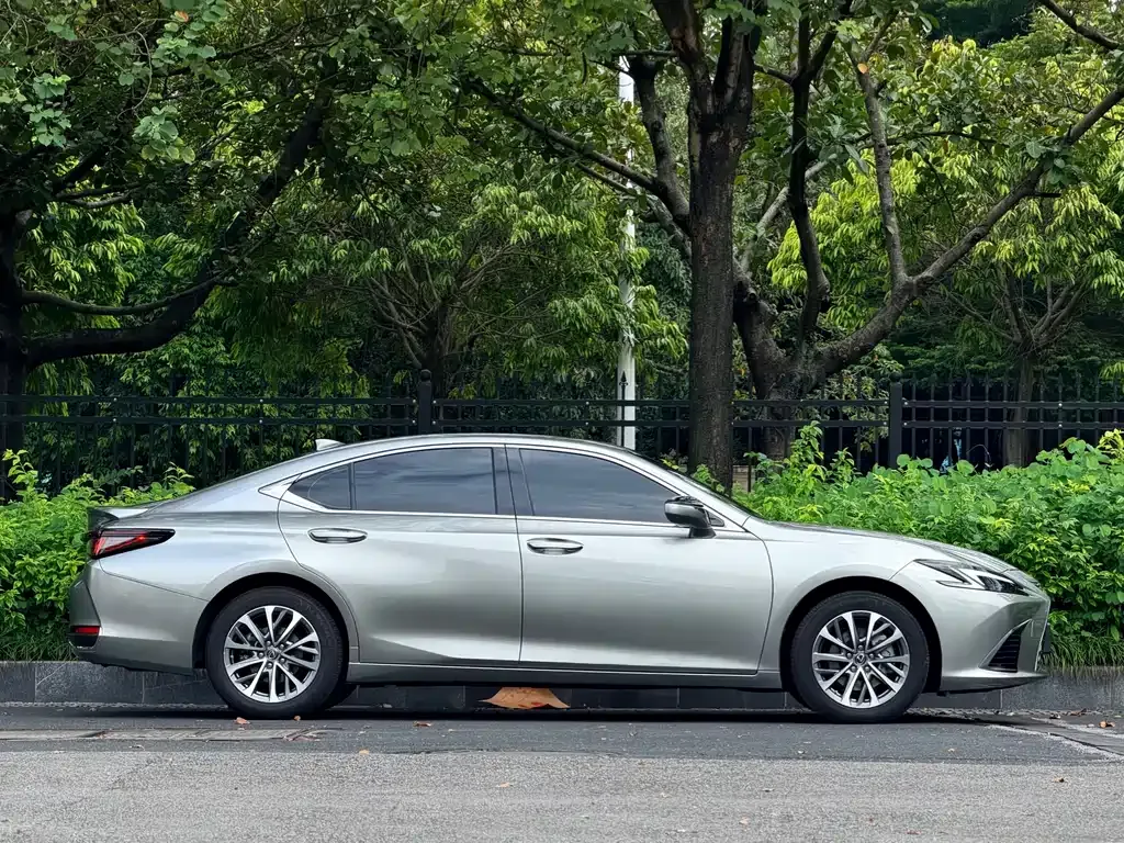 Lexus ES — фото 8