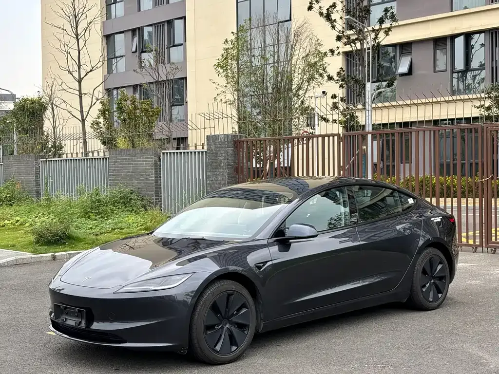 Tesla Model 3 — фото 1
