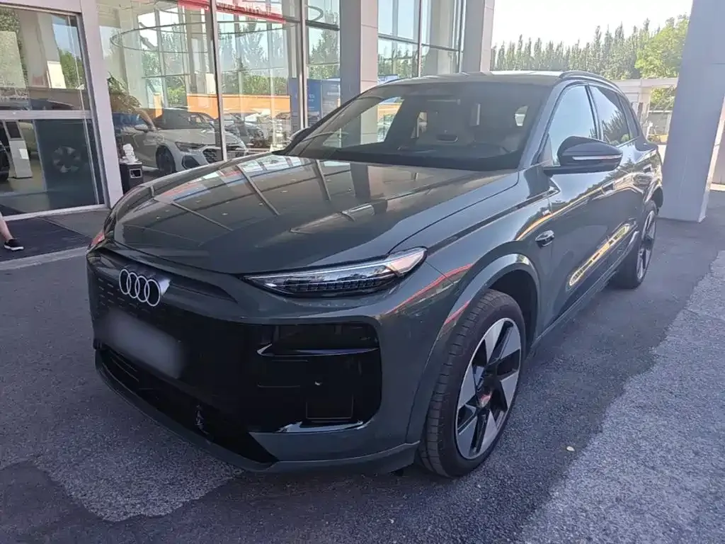 Audi Q6L e-tron — фото 1