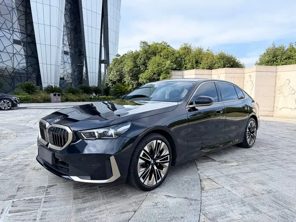 BMW 5 Series — фото 1