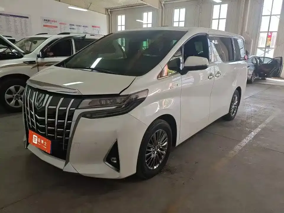Toyota Alphard — фото 1
