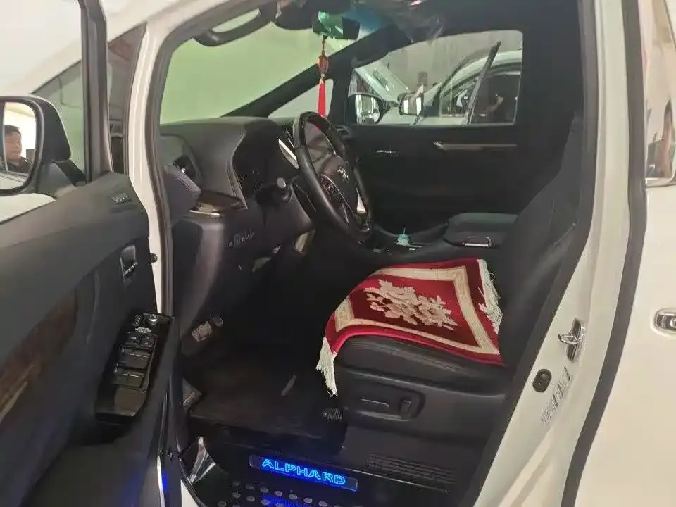 Toyota Alphard — фото 9