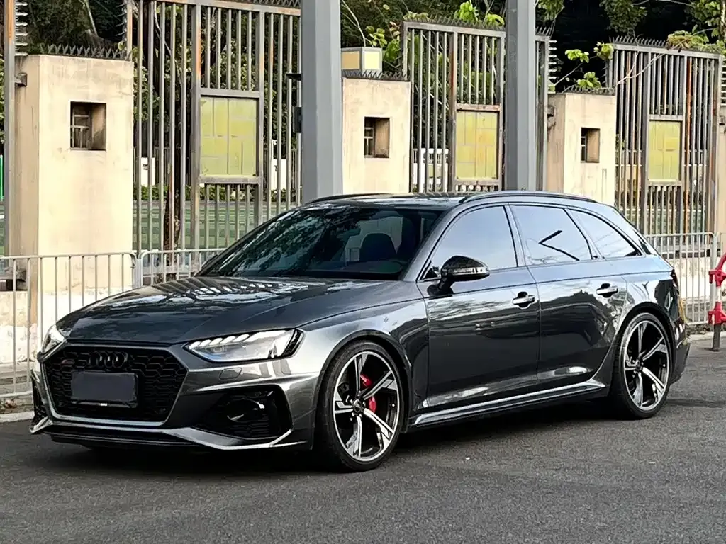 Audi RS 4 — фото 1