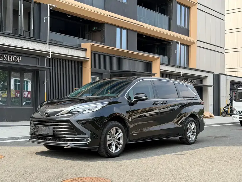 Toyota Sienna — фото 1