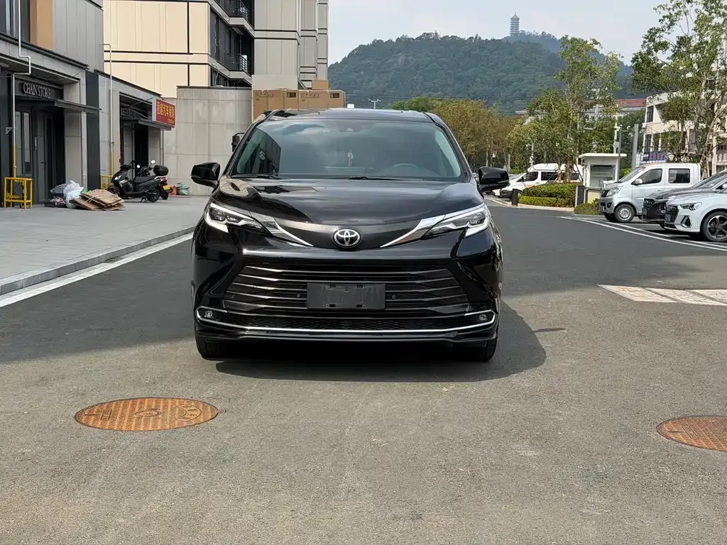 Toyota Sienna — фото 10