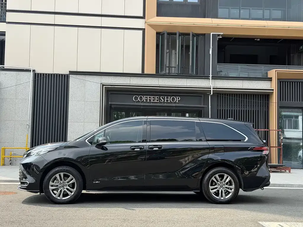 Toyota Sienna — фото 3