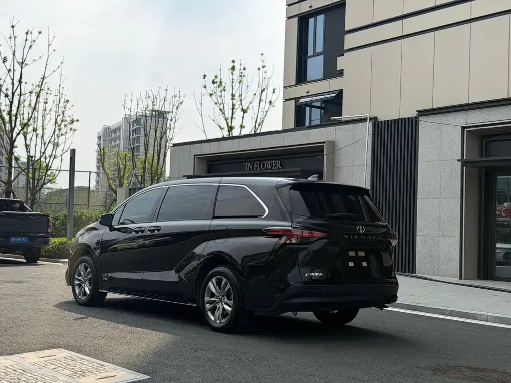 Toyota Sienna — фото 9