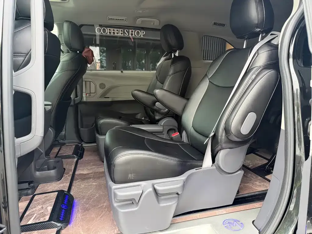 Toyota Sienna — фото 2