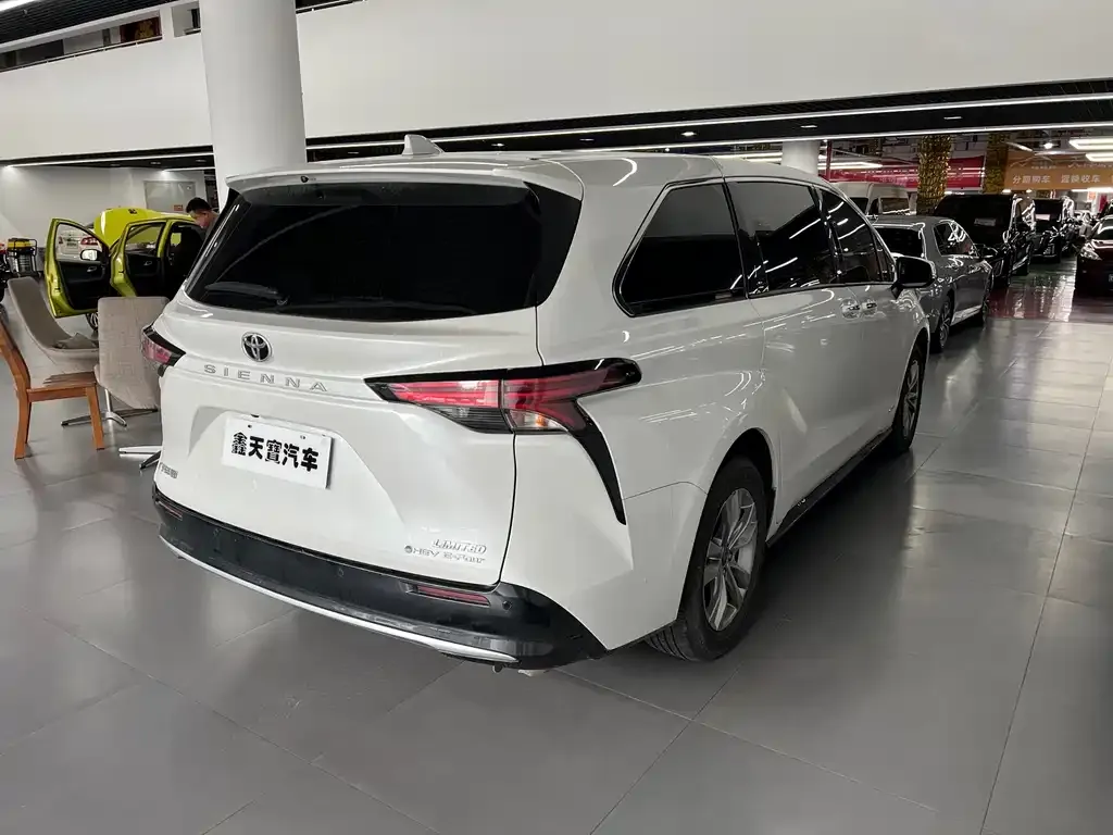 Toyota Sienna — фото 3