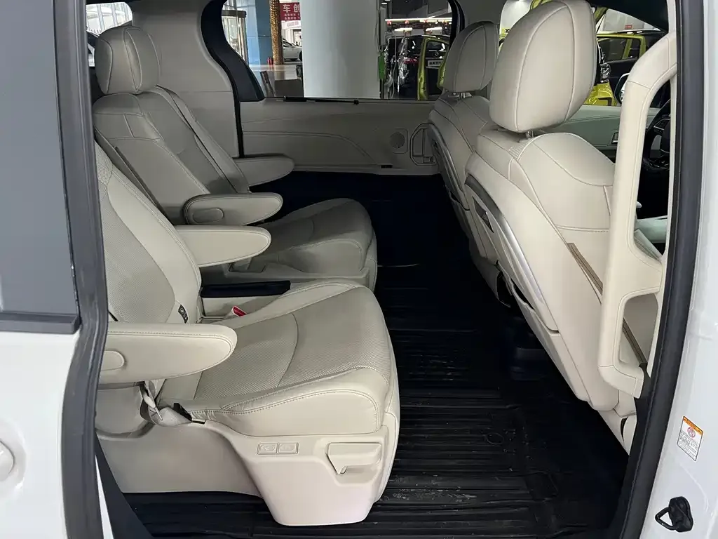 Toyota Sienna — фото 4