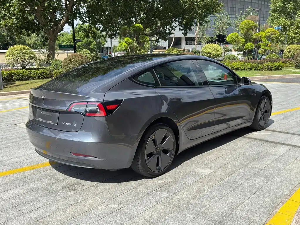 Tesla Model 3 — фото 2