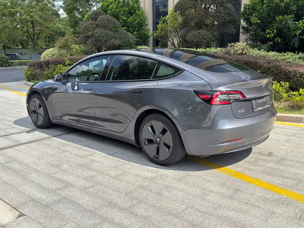 Tesla Model 3 — фото 4