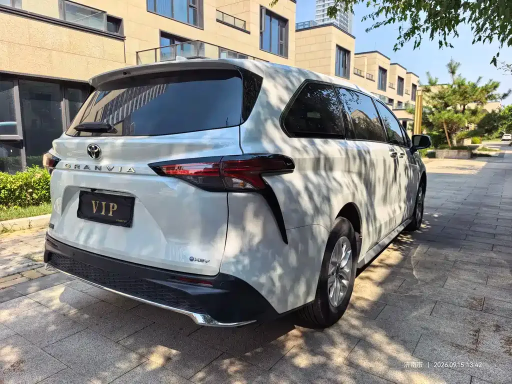 Toyota Granvia — фото 4