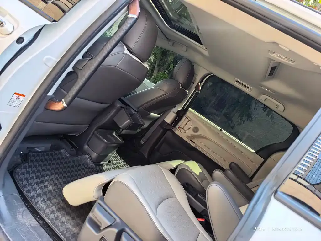 Toyota Granvia — фото 8